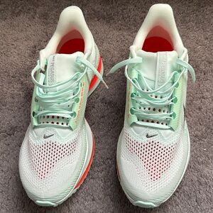 Nike Men's Air Zoom Pegasus - Light Green and Red Size 11